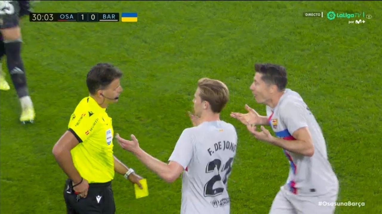 Lewandowski recebe dois amarelos em 30 minutos e é expulso. Captura/MovistarLaLigaTV