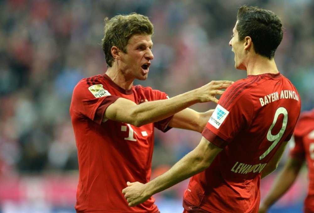 Lewandowski y Müller celebran un tanto del Bayern de Múnich. AFP