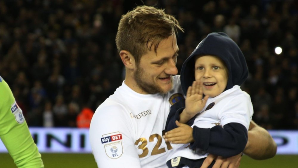 Liam Cooper, junto a Toby Nye, joven que padece Neuroblastoma y que será ayudado por el Leeds. LUFC
