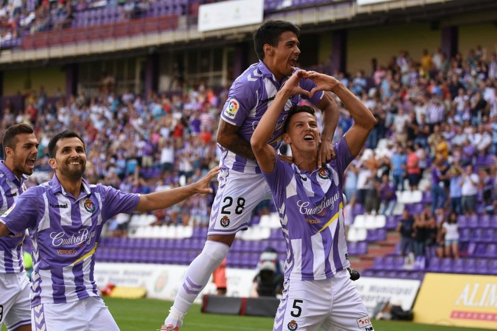 Lichnovsky celebra junto a sus compañeros su primer gol oficial con el Valladolid. RealValladolidCF