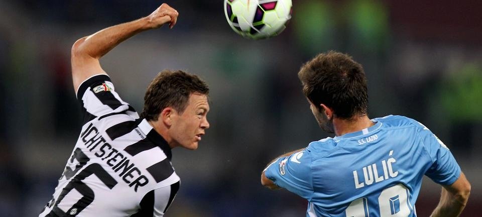 Lichsteiner y Lulic disputan un balón aéreo en un encuentro previo entre Juventus y Lazio. Twitter