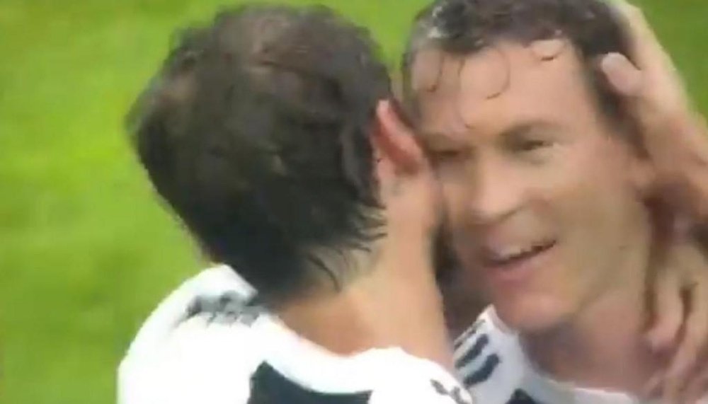 Lichtsteiner dejó a su equipo con 10 tras su despedida. Captura