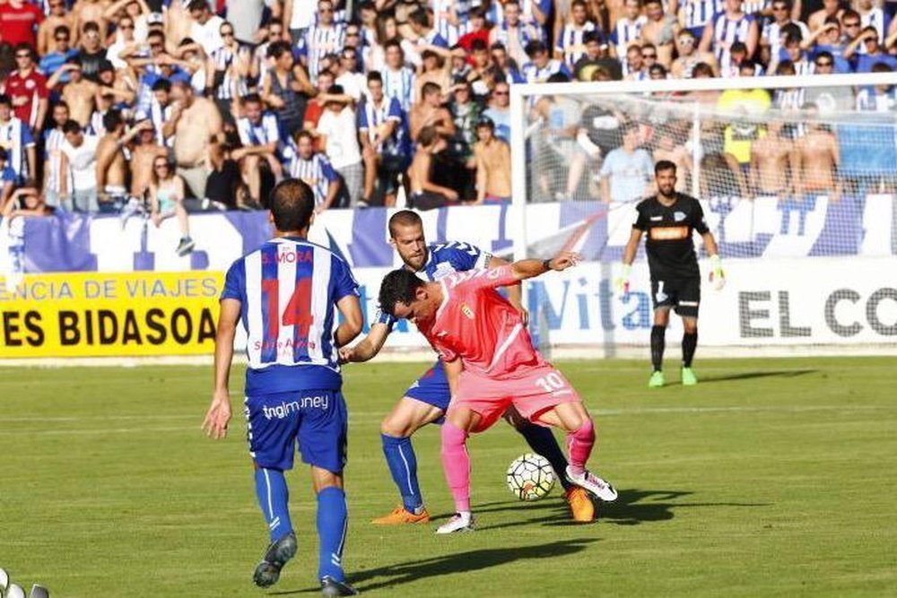 Linares trata de controlar un balón ante la presión de Laguardia en el Alavés-Oviedo. Twitter