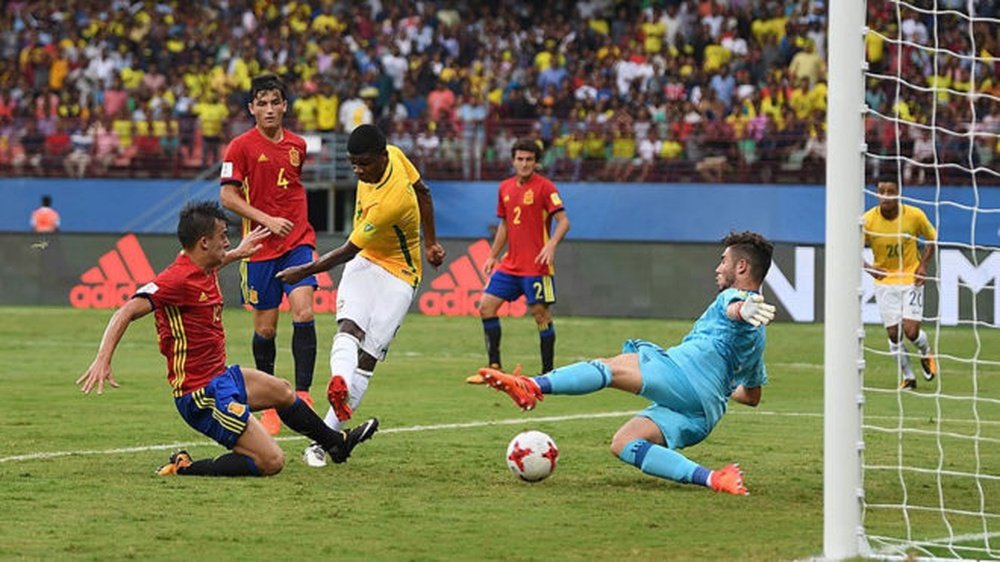 España cayó ante Brasil en su debut en el Mundial. FIFA