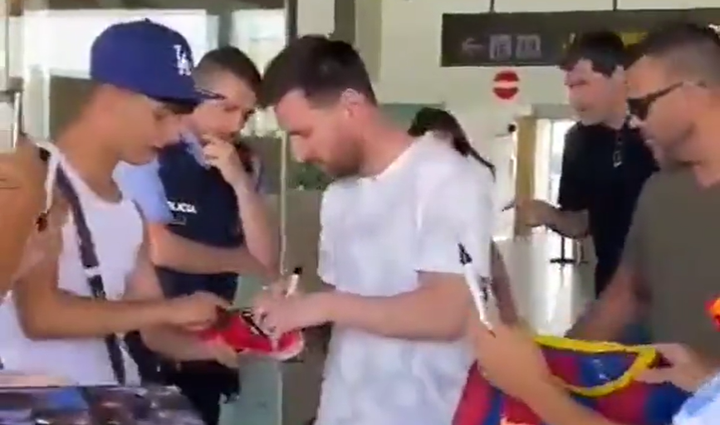 Messi chegou em Barcelona e causou frisson no aeroporto. Captura/forcabarca_ar