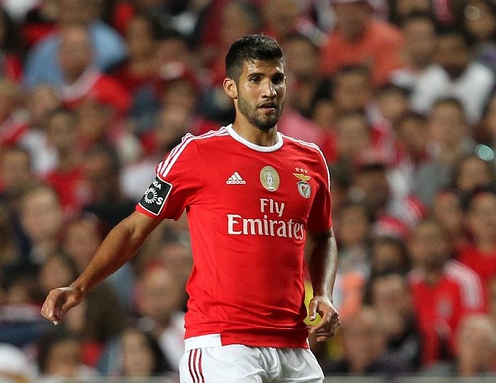 Lisandro López, durante un partido con el Benfica. Twitter