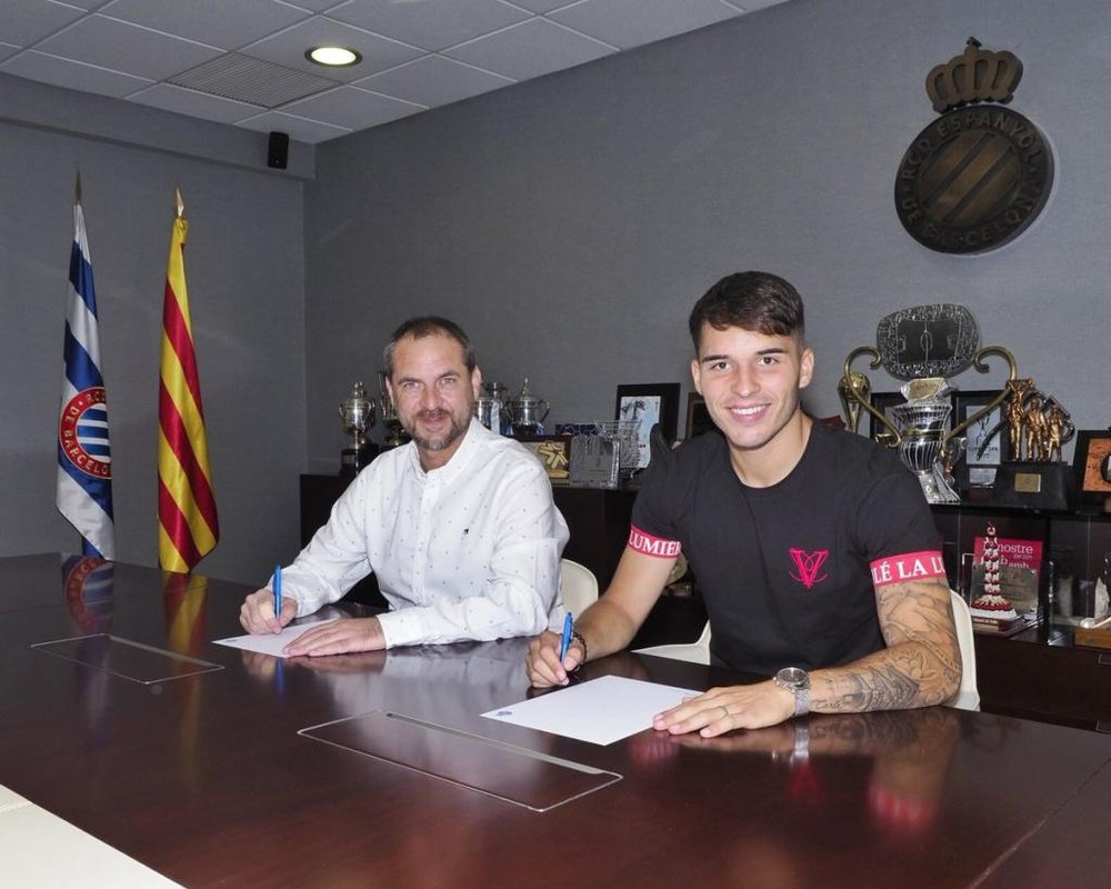 Lluis López firma su nuevo contrato con el Espanyol. Twitter/RCDEspanyol