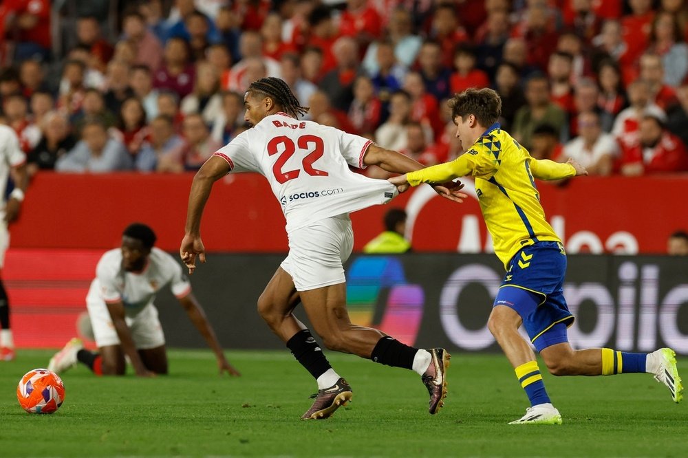 Loic Bade (L) started and completed 90 minutes against Las Palmas. EFE
