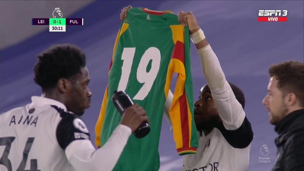 Lookman raised a shirt to remember Papa Bouba Diop. Screenshot/ESPN