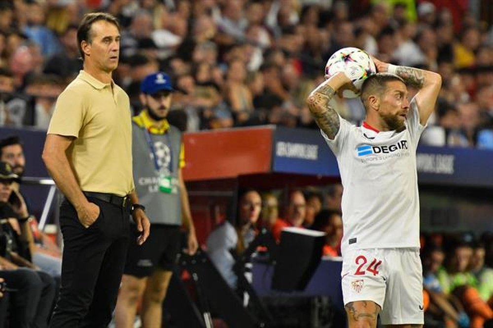 Loptegui y Papu Gómez, durante el Sevilla-Manchester City de la Champions 22-23. EFE