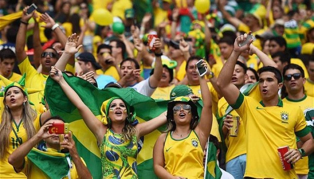 La hinchada brasileña celebró el pase a los octavos de final. EFE/Archivo