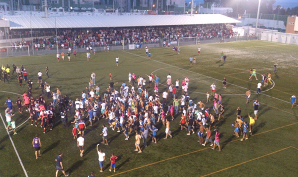 Los aficionados de El Palo invaden el terreno de juego a la conclusión del encuentro ante el filial deportivista, el Fabril, que supuso su primer ascenso a la Segunda División B. CDElPalo
