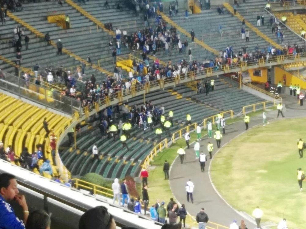 La invasión de campo de los aficionados de Millonarios le puede salir cara al club. Twitter