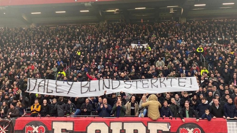 Les suporters de l'Ajax montrent leur soutien à Blind. Twitter/AFCAjax