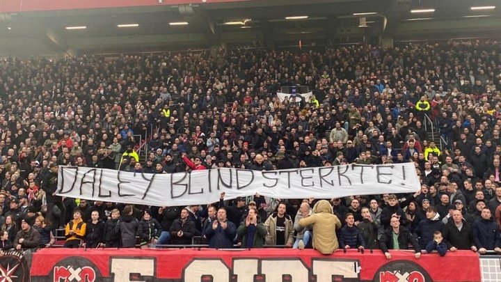 Les fans de l'Ajax montrent leur soutien à Daley Blind