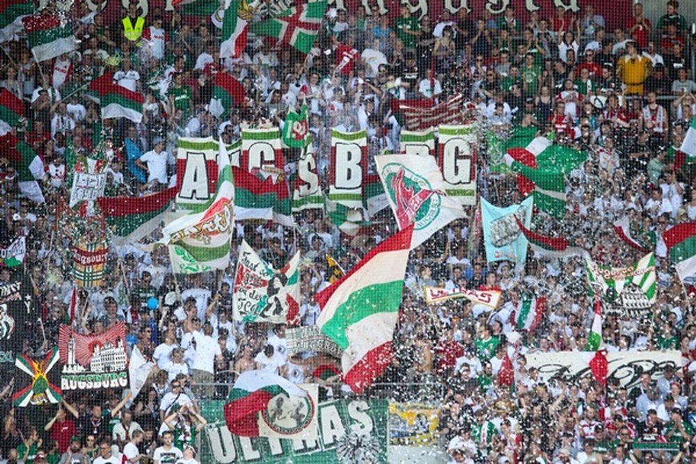 Los aficionados del Augsburgo animan a su equipo en un partido de la Bundesliga alemana. FCAugsburg