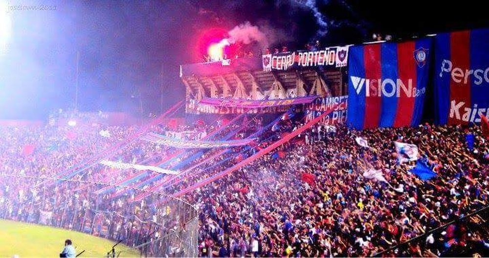 Los aficionados del Cerro Porteño animan a su equipo desde las gradas. Twitter