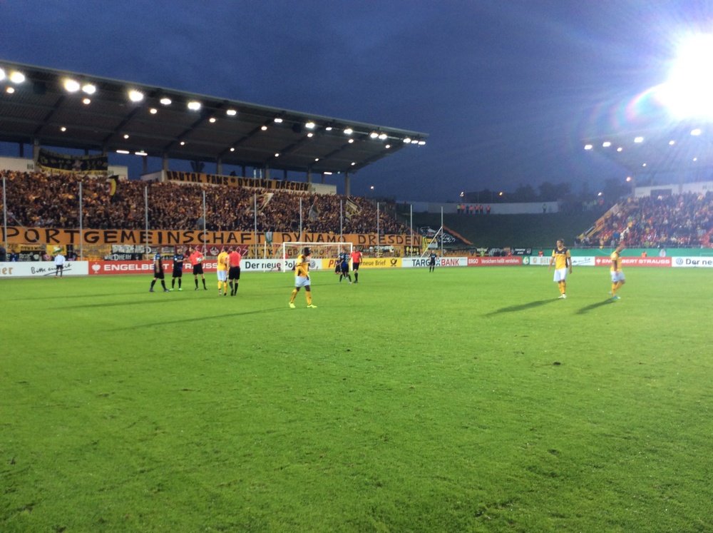 El Dynamo de Dresde llenó de amarillo y negro un fondo del Stadion Oberwerth. Twitter/DynamoDresden