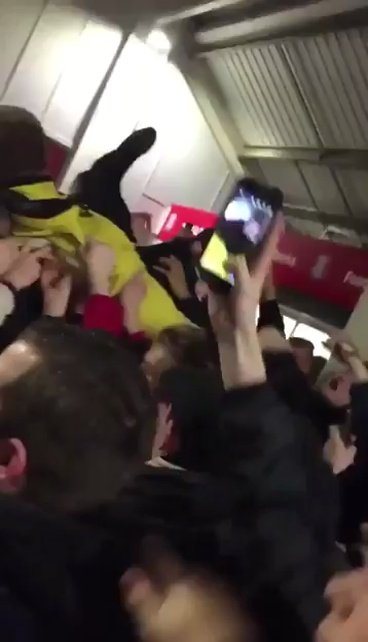 Los aficionados del Wolverhampton Wanderers, manteando a un guarda de seguridad en el estadio del Stoke City. Twitter