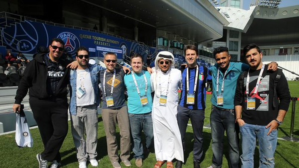 Los aficionados posan durante la visita a una instalación mundialista en Qatar. Twitter