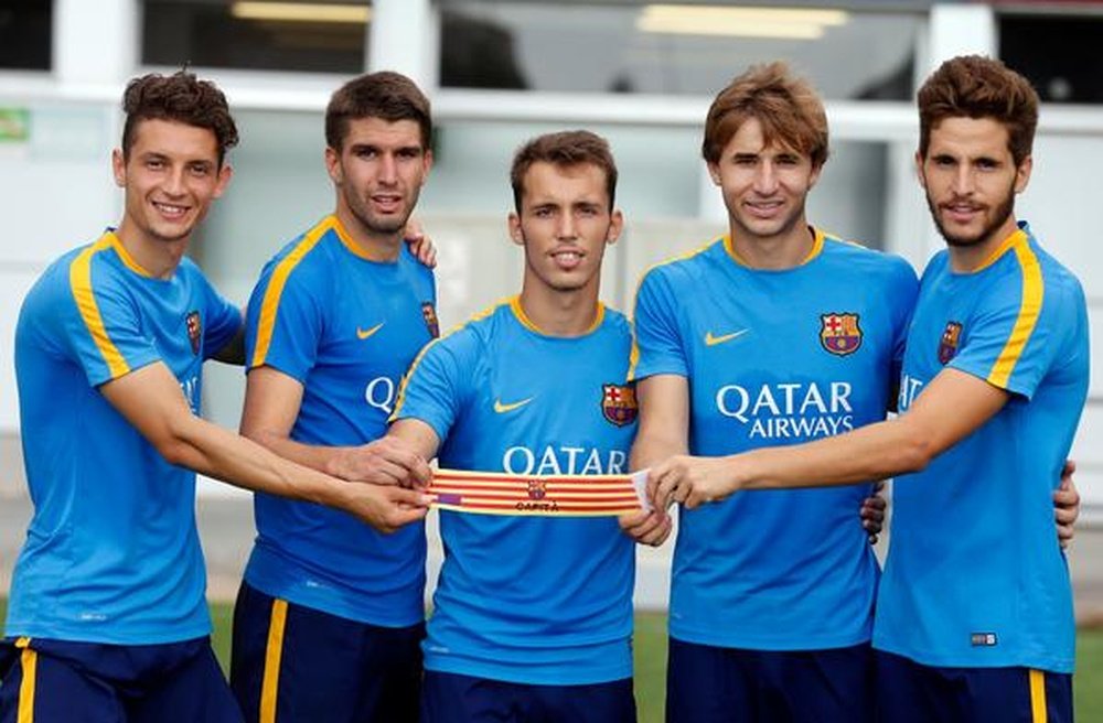 Los capitanes del Barça B posan con el brazalete. Twitter