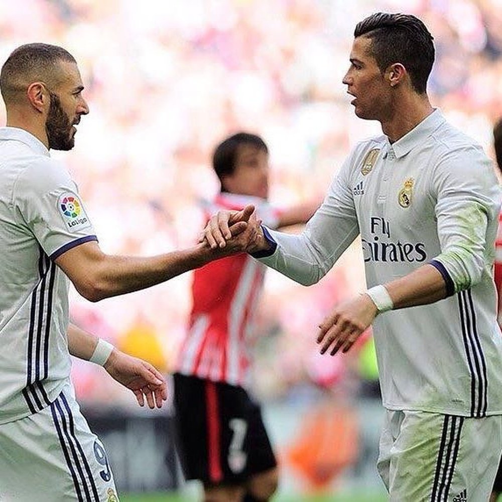 Los delanteros del Real Madrid Benzema y Cristiano Ronaldo se entienden sobre el área. KarimBenzema