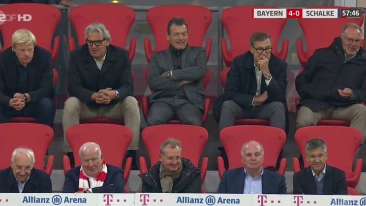 Los directivos de Bayern y Schalke 04, juntos y sin mascarilla. Captura/MovistarLigaDeCampeones