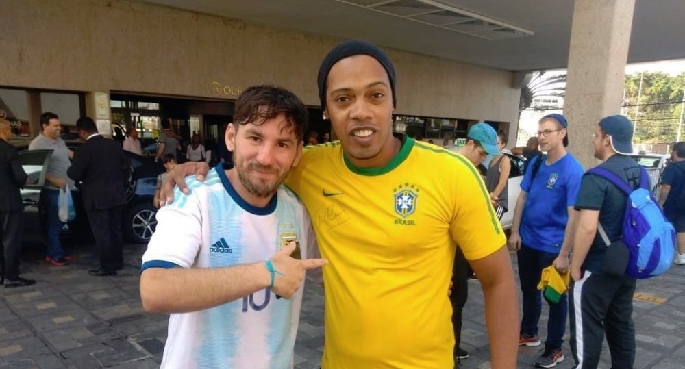 Los dobles de Messi y Ronaldinho se encontraron en Belo Horizonte. Captura/Telemundo
