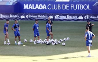 Los futbolistas atienden a Pepe Mel durante uno de los entrenamientos del Málaga en La Rosaleda 14-10-22. Marilú Baez