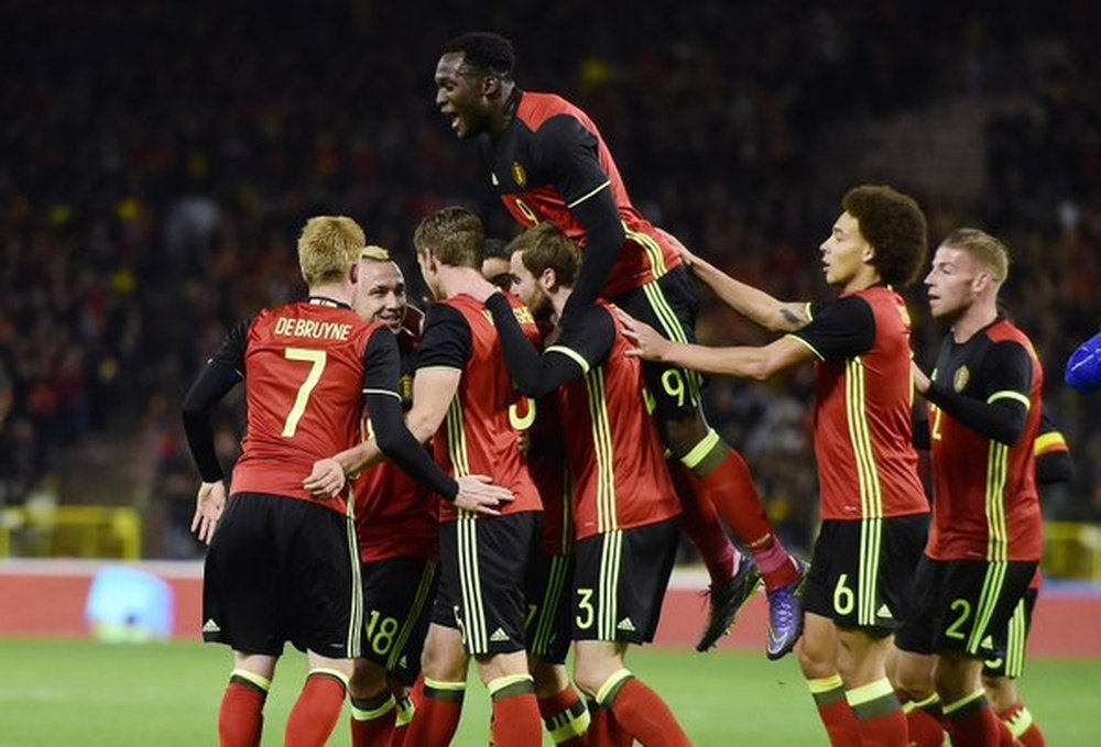 Los futbolistas de Bélgica celebran uno de los tantos marcados a Italia esta noche. Twitter