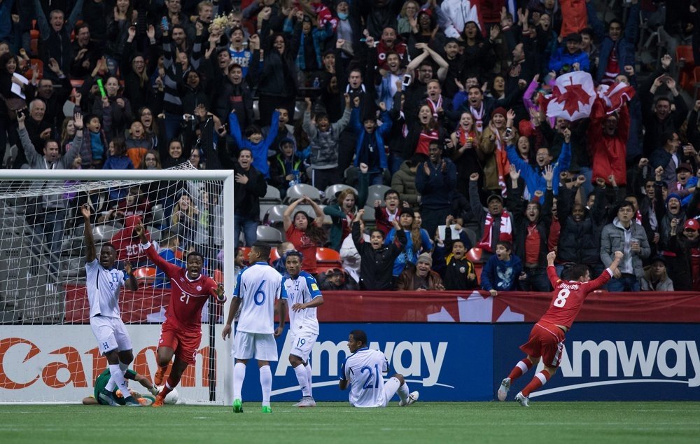 Los futbolistas de Canadá celebran el único tanto del encuentro ante Honduras. Twitter