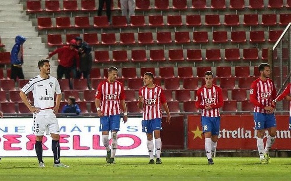 Los futbolistas de Girona vuelven a su campo, tras celebrar el tercer tanto marcado al Albacete, ante la resignación de Agus. Twitter