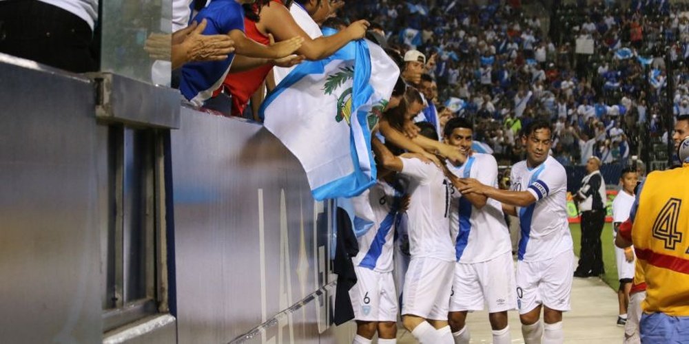 Los futbolistas de Guatemala celebran un tanto con los aficionados desplazados hasta San Vicente. Twitter