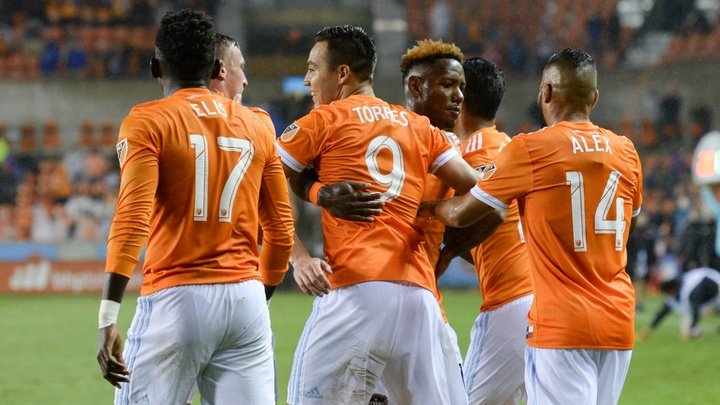Dynamo vence con un 3-0 en versión latina