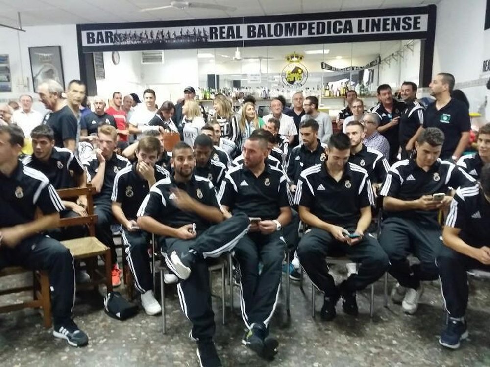 Los futbolistas de la Balompédica Linense ven el sorteo de su rival en Copa del Rey. Twitter