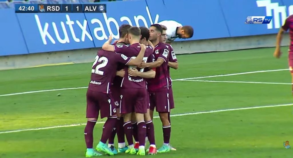 La Real despachó al Alavés con goles de Januzaj, Pacheco y Zubeldia. Youtube/RSTV