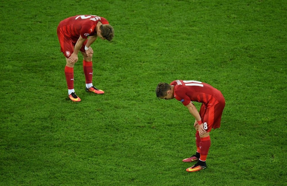 Los futbolistas de la República Checa Skoda y Sural se lamentan tras la derrota ante Turquía que los apeaba de la Eurocopa. UEFA