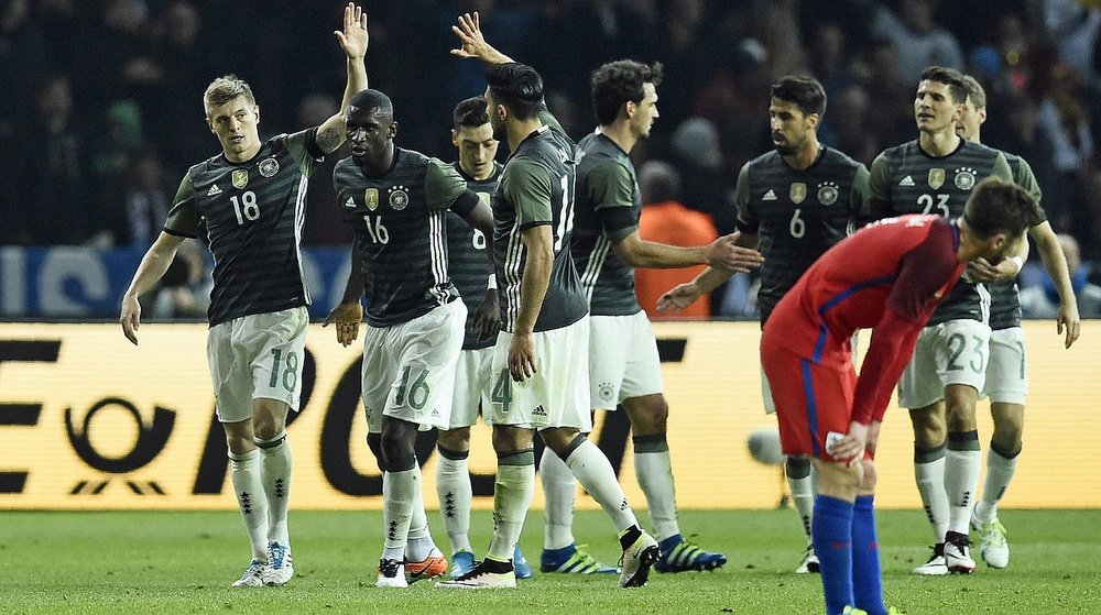 Los futbolistas de la Selección Alemana felicitan a Toni Kroos tras su golazo a Inglaterra. DFB/AFP