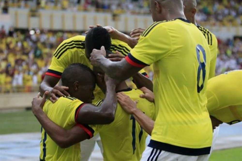 Los futbolistas de la selección olímpica de Colombia festejan el tanto anotado por Harold Lozano ante Honduras. EFE