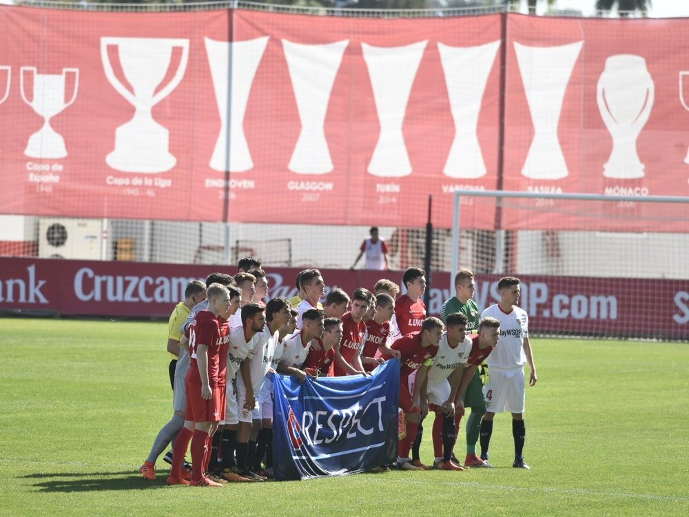 Los jugadores del Spartak habían posado contra el racismo unas jornadas antes. Twitter/CanteraSFC