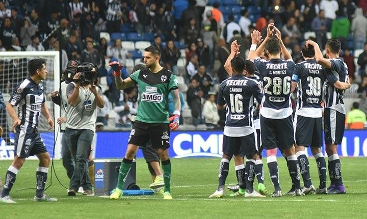 Los futbolistas de Monterrey se felicitan al término del partido de la quinta jornada del Clausura 2016, que les enfrentó a Dorados. Rayados