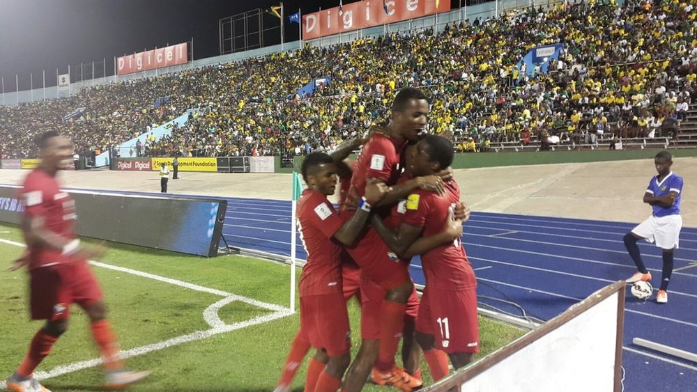 Los futbolistas de Panamá celebran con júbilo su primer tanto. Al recogepelotas jamaicano no le hace tanta gracia. Twitter