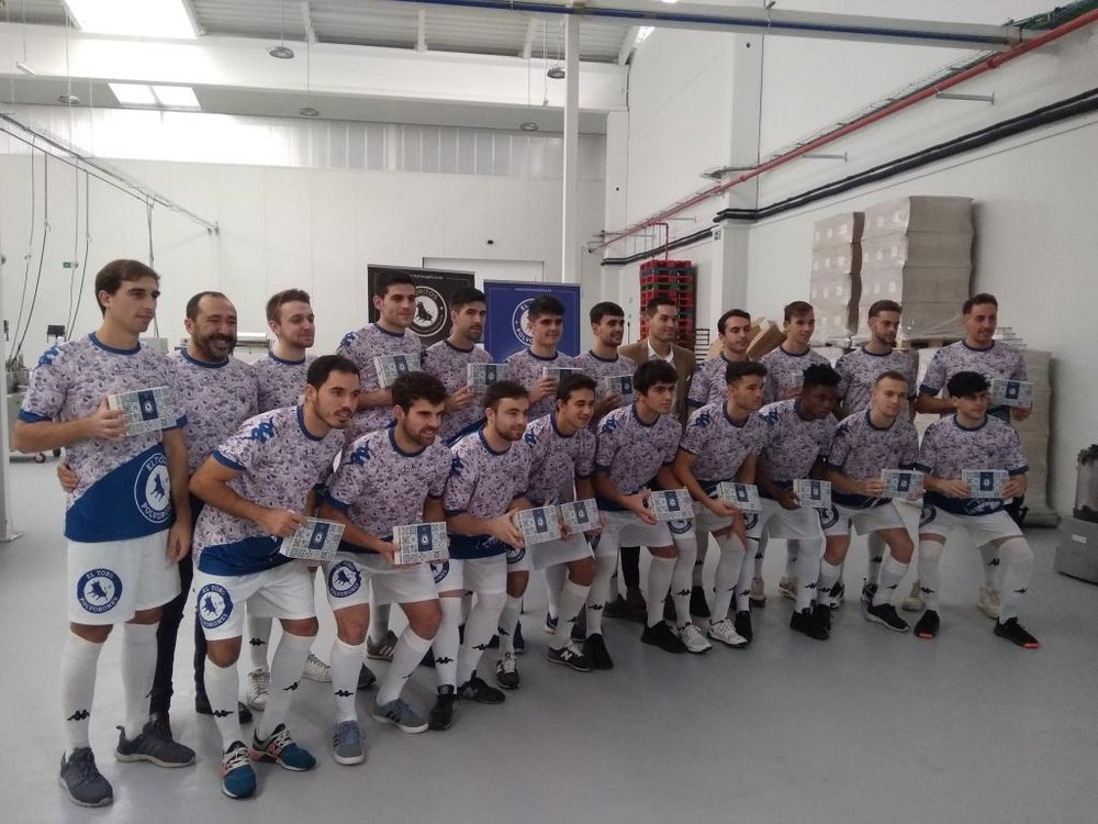 Cientos de polvorones en la camiseta acompañarán al equipo vallisoletano. Twitter/AtcoTordesillas