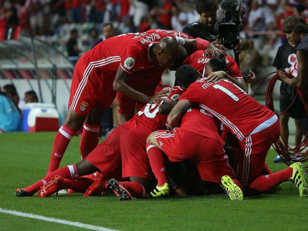 Los futbolistas del Benfica portugués celebran un tanto en un partido de liga lusa. SLBenfica