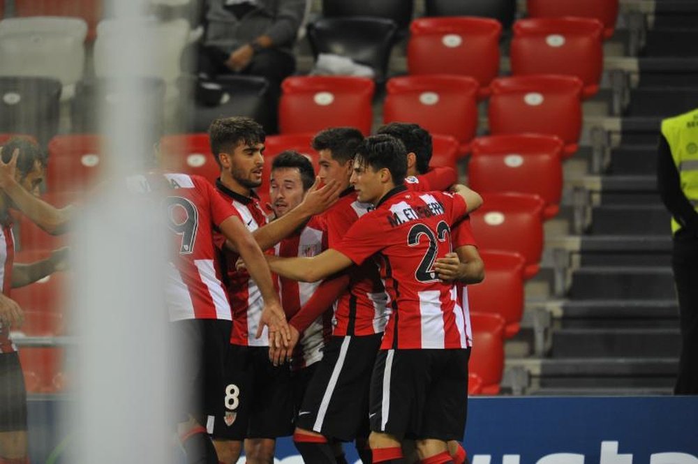 Los futbolistas del Bilbao Athletic se abrazan tras conseguir el segundo gol ante el Llagostera. Twitter