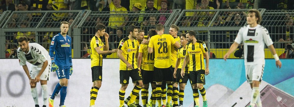 Los futbolistas del Borussia de Dortmund celebran el segundo gol anotado al Friburgo, en la quinta jornada de la Bundesliga 2016-17. BVB