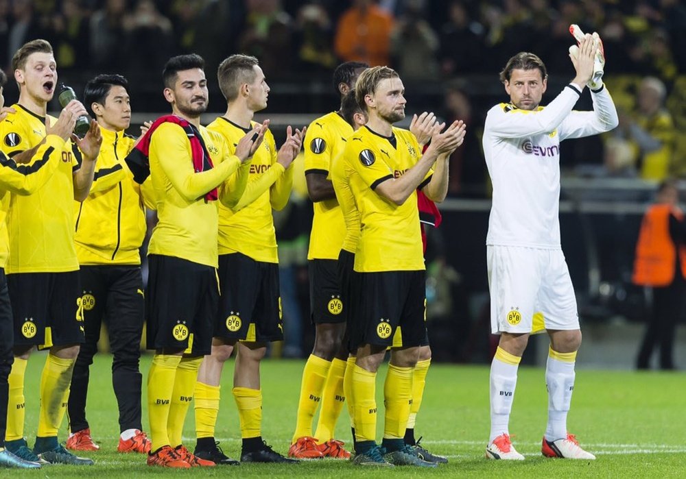 Los futbolistas del Borussia Dortmund aplauden a su afición tras el partido ante el Qabala (4-0) de Europa League. Twitter