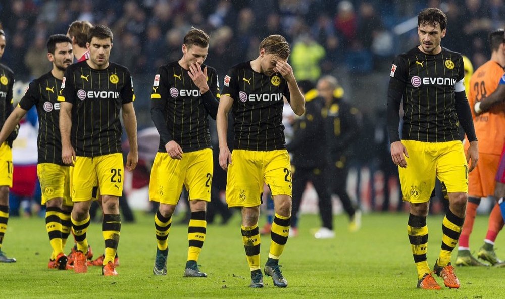 Los futbolistas del Borussia Dortmund se retiran cabizbajos del Imtech Arena tras caer con contundencia ante el Hamburgo. Twitter
