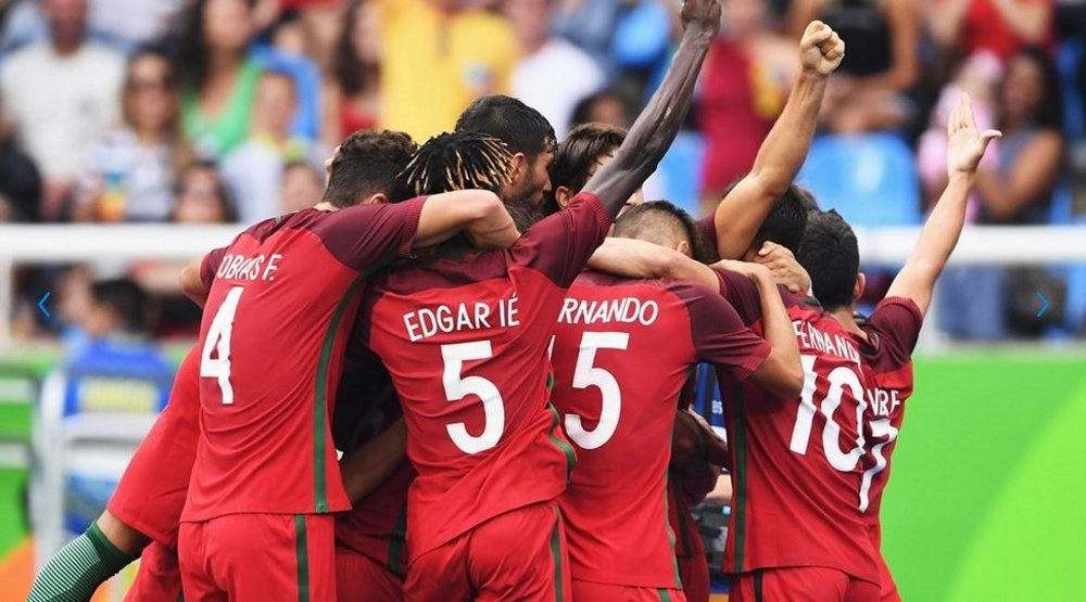 Los futbolistas del combinado olímpico portugués celebran la victoria ante Honduras en la segunda jornada del torneo de Río 2016. Twitter/SelecaoPortugal
