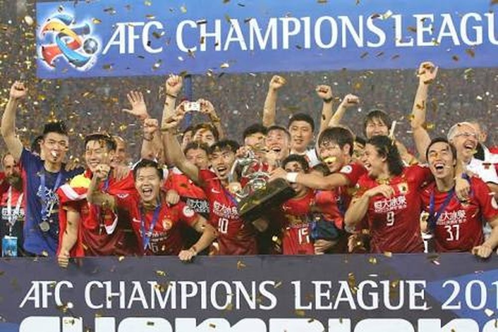 Los futbolistas del Guangzhou Evergrande levantan el trofeo de la Champions League de Asia. Twitter
